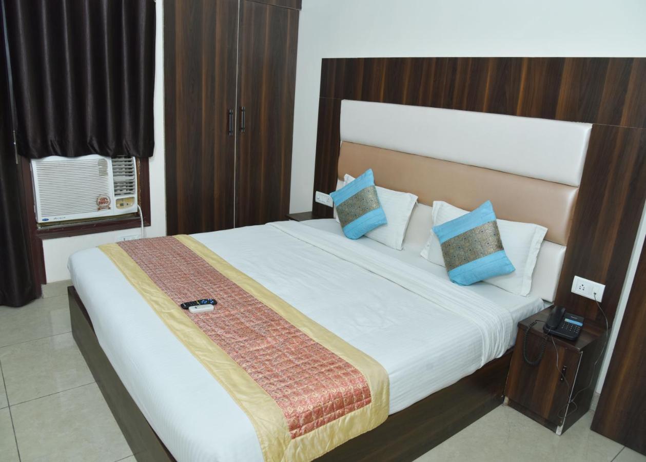 Hotel Classic Plaza At Delhi Airport New Delhi Exteriör bild