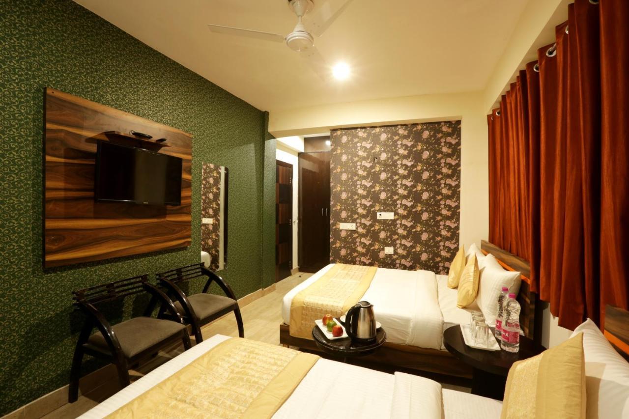 Hotel Classic Plaza At Delhi Airport New Delhi Exteriör bild